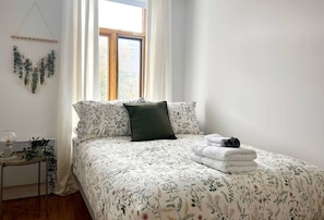 3 عدّة غرف نوم ومكواة/لوح كي وواي فاي وملاءات أسرّة