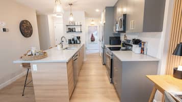 Een koelkast, een magnetron, een oven, een kookplaat