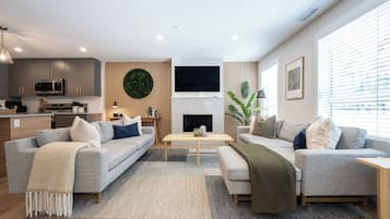 Een televisie en een open haard