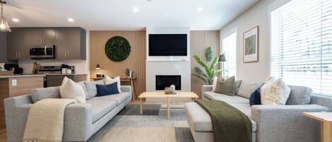 Una televisión, una chimenea