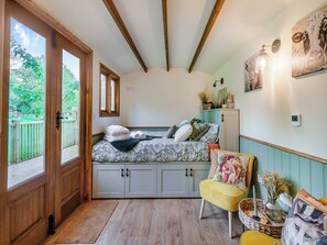 1 bedroom, bed sheets