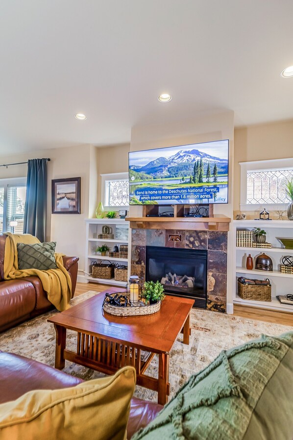 Smart TV - Gather! A Welcoming Home - King Beds - Pool Table! (Bend)