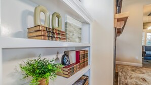Een boekenplank met decoratieve objecten en boeken.