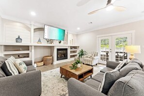 Televisión, chimenea y oficina 