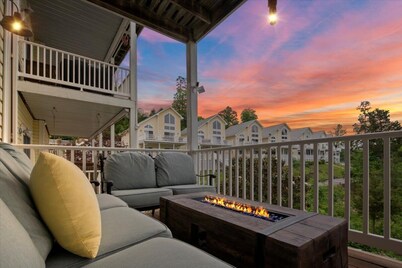 This villa is a 5 bedroom(s), 4.5 bathrooms, located in LaFollette, TN.
