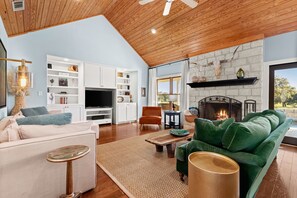 Smart-tv, pejs, bordtennisbord, bøger