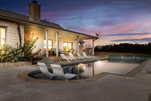 Private Ranch-Chef's Kitchen-King Bed-Large Pool-heated for additional charge