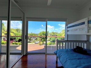 3 habitaciones, tabla de planchar con plancha y cuna de viaje 
