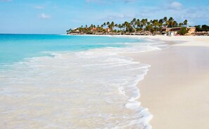 Sun-loungers, beach towels - 1 bedroom condo, sleeps 4. 10 min walk to beach. Quiet Beach & Golf Resort (Oranjestad)