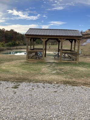 Outdoor dining - THE NUT FARM  20 minutes to Pigeon Forge
Sleeps 2 / No animals /  No children (Seymour)