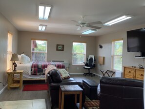 1 bedroom, free WiFi, bed sheets - THE NUT FARM  20 minutes to Pigeon Forge
Sleeps 2 / No animals /  No children (Seymour)