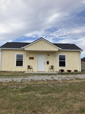 Exterior - THE NUT FARM  20 minutes to Pigeon Forge
Sleeps 2 / No animals /  No children (Seymour)