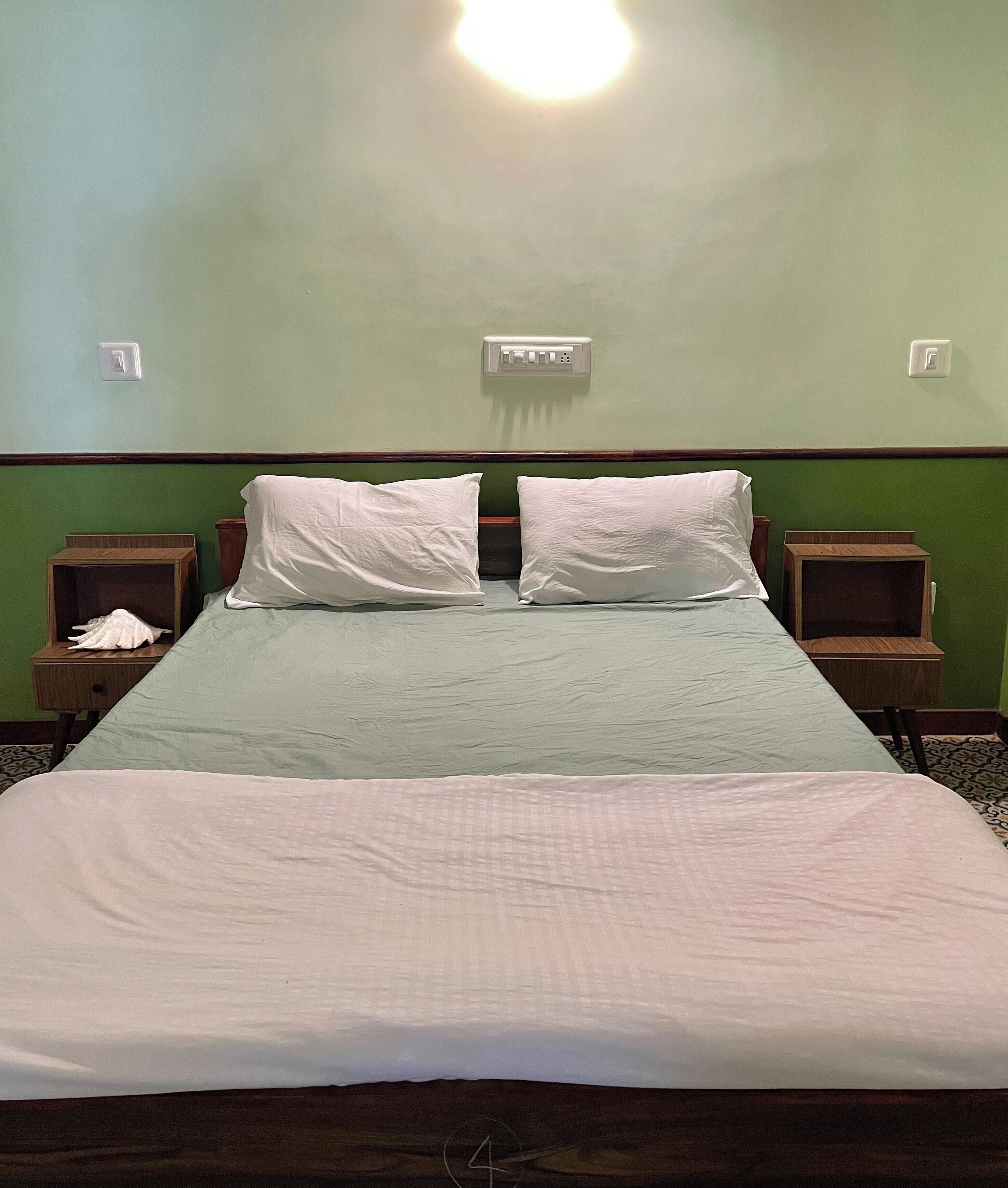 3 quartos, escrivaninha, ferros/tábuas de passar roupa