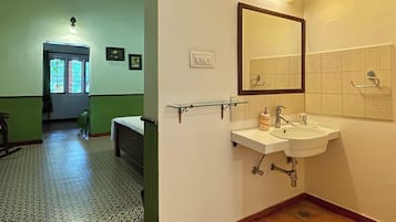 Artículos de higiene personal gratuitos y secador de pelo