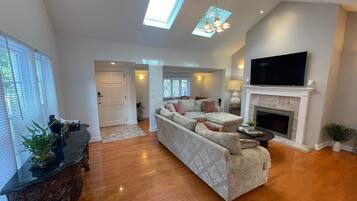 TV connectée, lecteur de DVD, livres, imprimantes