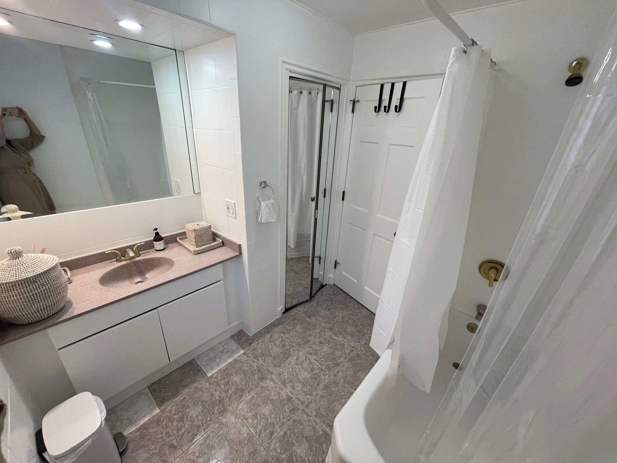 Une salle de bain moderne avec un grand miroir, deux lavabos, une douche et des toilettes.