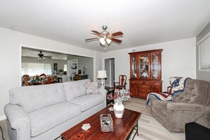 Smart TV - Gateway to Yosemite, Mins to UC Merced, Beautiful 3 Bedroom, 2 Bath home.   (Merced)