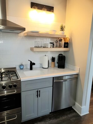 Kühlschrank, Mikrowelle, Ofen, Herdplatte