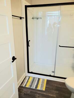 Shower, towels, soap, shampoo - Beerwhistle Blonde Studio Apt in Historic Florence (Florence)