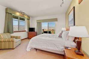 Panoramic Suite | Blackout drapes, iron/ironing board, free WiFi, bed sheets - Desert Canyon Golf Resort (Orondo)