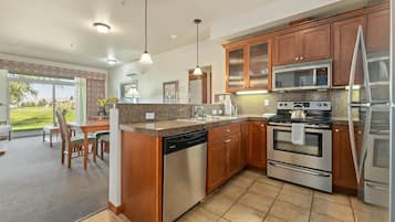 Comfort Condo, 4 Bedrooms, Golf View | Private kitchen | Full-size fridge, microwave, oven, dishwasher