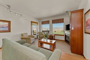 Panoramic Suite | Living area | 60-inch TV with digital channels, Netflix, Hulu - Desert Canyon Golf Resort (Orondo)