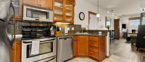 Panoramic Suite, 1 Queen Bed, Golf View | Private kitchen