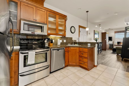 Panoramic Suite, 1 Queen Bed, Golf View | Private kitchen | Full-size fridge, microwave, oven, dishwasher