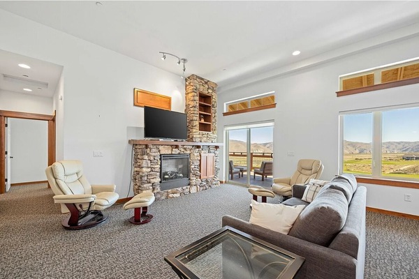 Deluxe-Penthouse, Blick auf den Golfplatz | Wohnbereich | 60-Zoll-Fernseher mit Digitalempfang, Netflix, Hulu