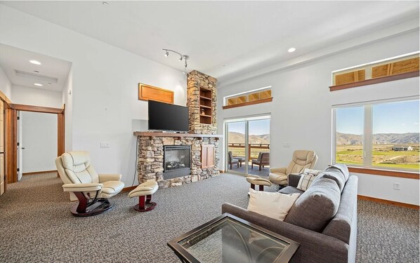 Deluxe Penthouse, Golf View | Living area - Desert Canyon Golf Resort (Orondo)