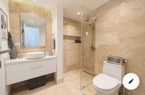Serviettes fournies, savon, papier toilette