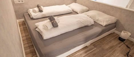 2 quartos, ferros/tábuas de passar roupa, Wi-Fi, roupa de cama