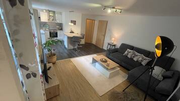 Een smart-tv en een tafeltennistafel