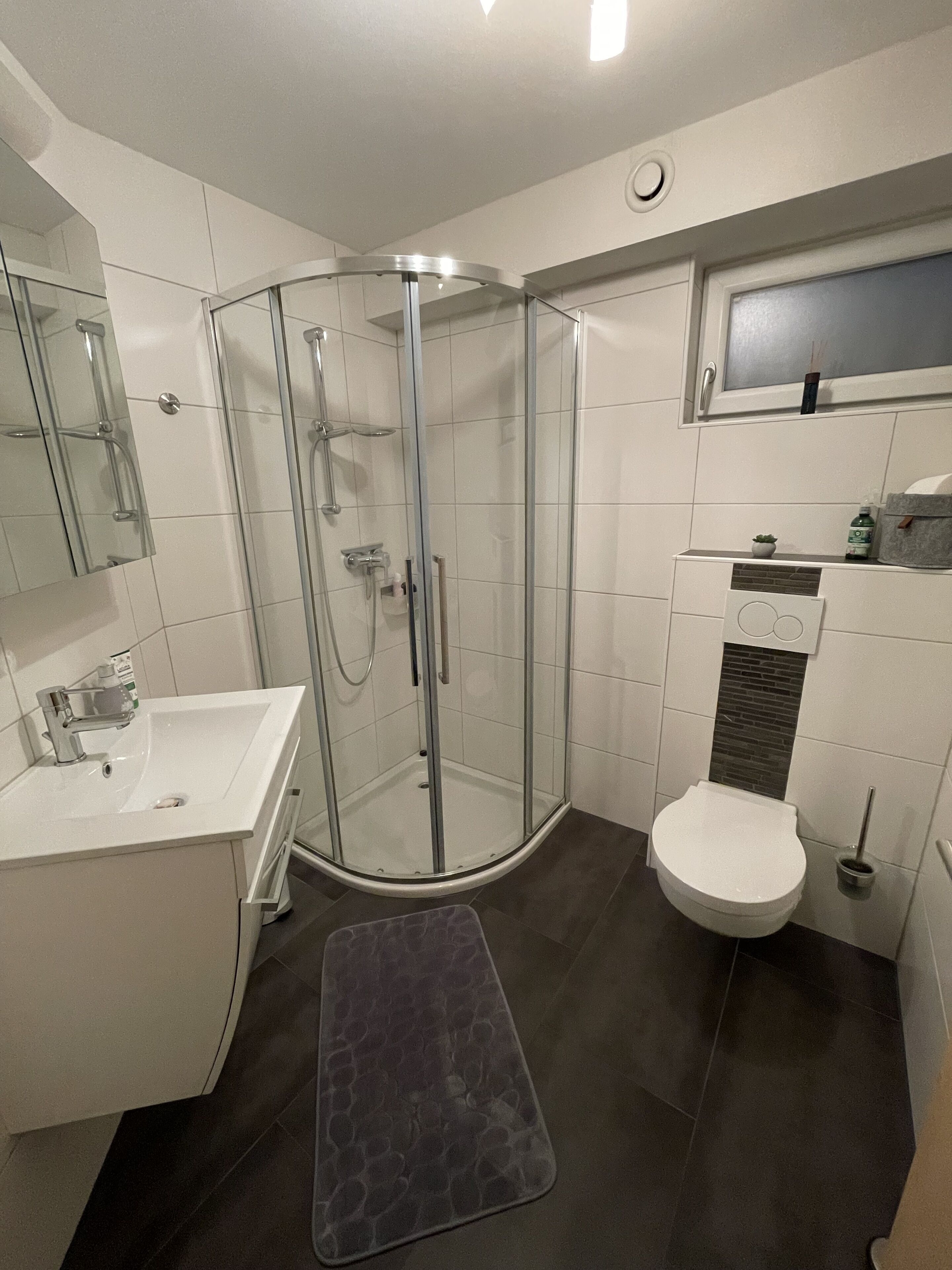 Douche, sèche-cheveux, serviettes fournies, savon