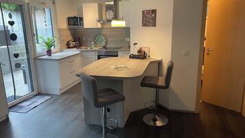 Kühlschrank, Mikrowelle, Ofen, Herdplatte