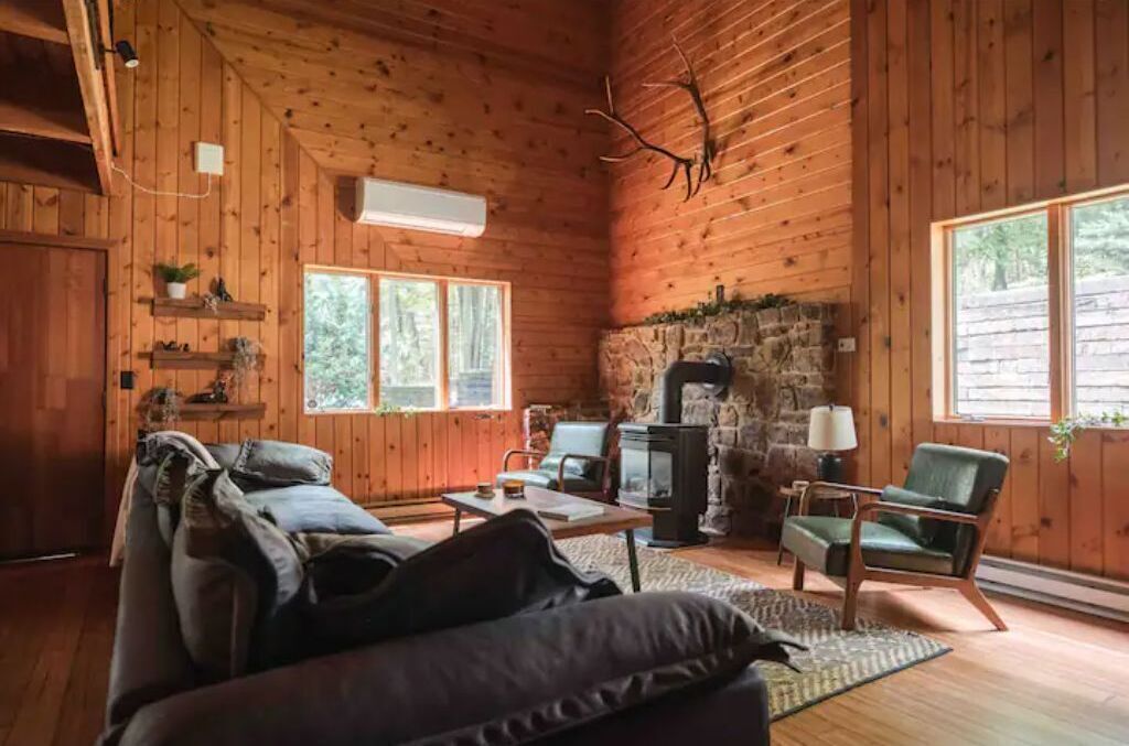 Una Smart TV, una chimenea, un futbolín, libros