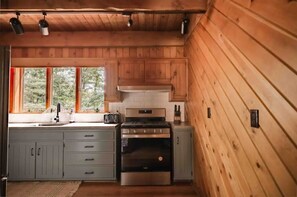 Fridge, microwave, oven, stovetop - Hemlock Haven,Hot-tub,Private,30 min to Penn State (Mill Hall)