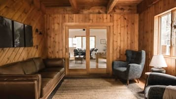 Smart TV, chimenea, futbolito y libros