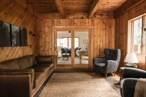 Smart TV, lareira, pebolim, livros