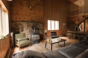 Smart TV, chimenea, futbolito, libros