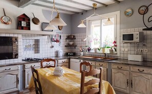 Kjøleskap, ovn, kokeplater og oppvaskmaskin