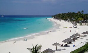 Nær stranden, solsenger og strandhåndklær