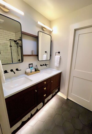 Articles de toilette écologiques, sÚche-cheveux, serviettes fournies