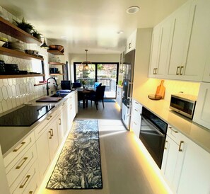 冷蔵庫、電子レンジ、オーブン、コンロ