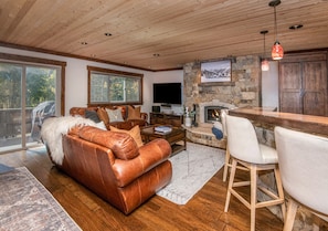 Smart TV, fireplace, books, stereo - Mountain Retreat Minutes to Vail Resort (Vail)