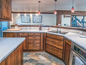 Fridge, microwave, oven, stovetop - Mountain Retreat Minutes to Vail Resort (Vail)