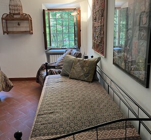 2 bedrooms, travel cot, free WiFi