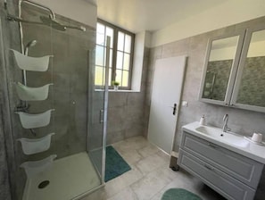 Haartrockner, Handtücher, Toilettenpapier