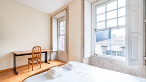 Ein Schlafzimmer mit einem Bett, einem Schreibtisch und einem Stuhl.