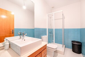 ヘアドライヤー、タオル、シャンプー